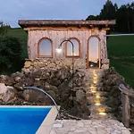 Luxury Rustic With Pool&sauna Apartment